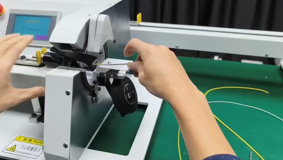 Machine d'enrubannage adhésif à longue ligne : coupe précise à longueur fixe pour usage continu