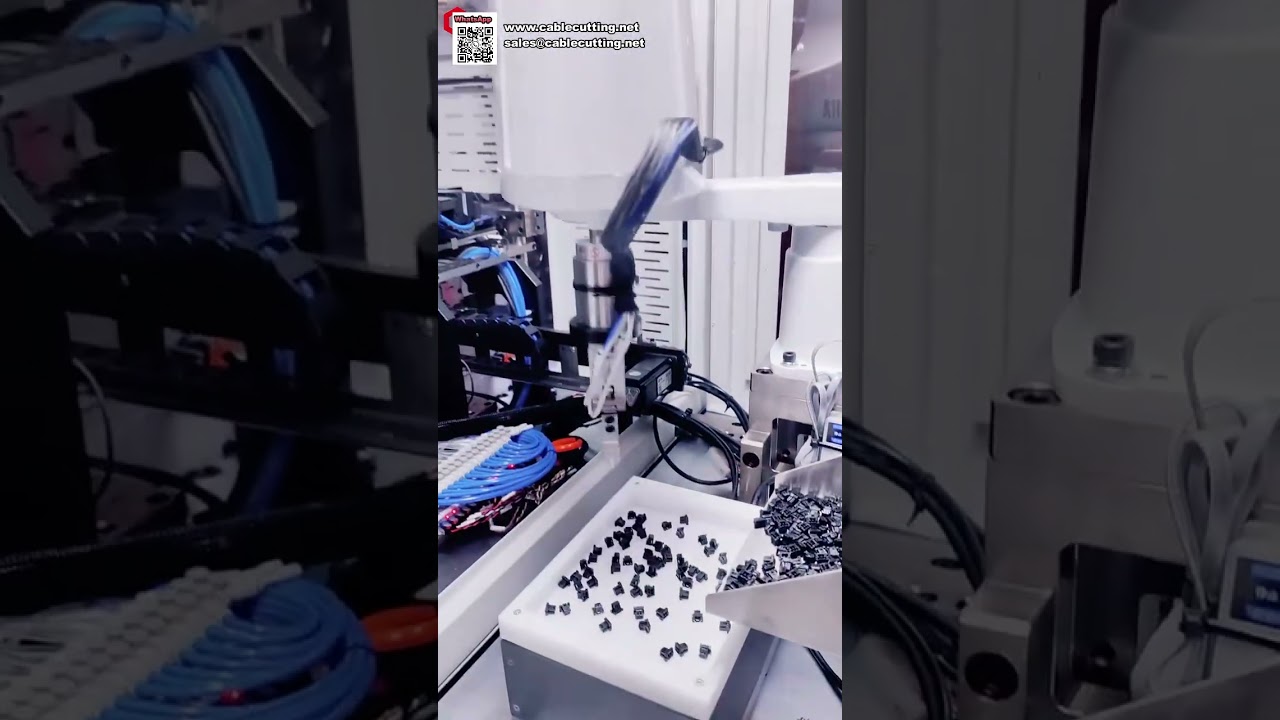 Machine automatique de sertissage et d'insertion de connecteurs avec plateau d'alimentation flexible