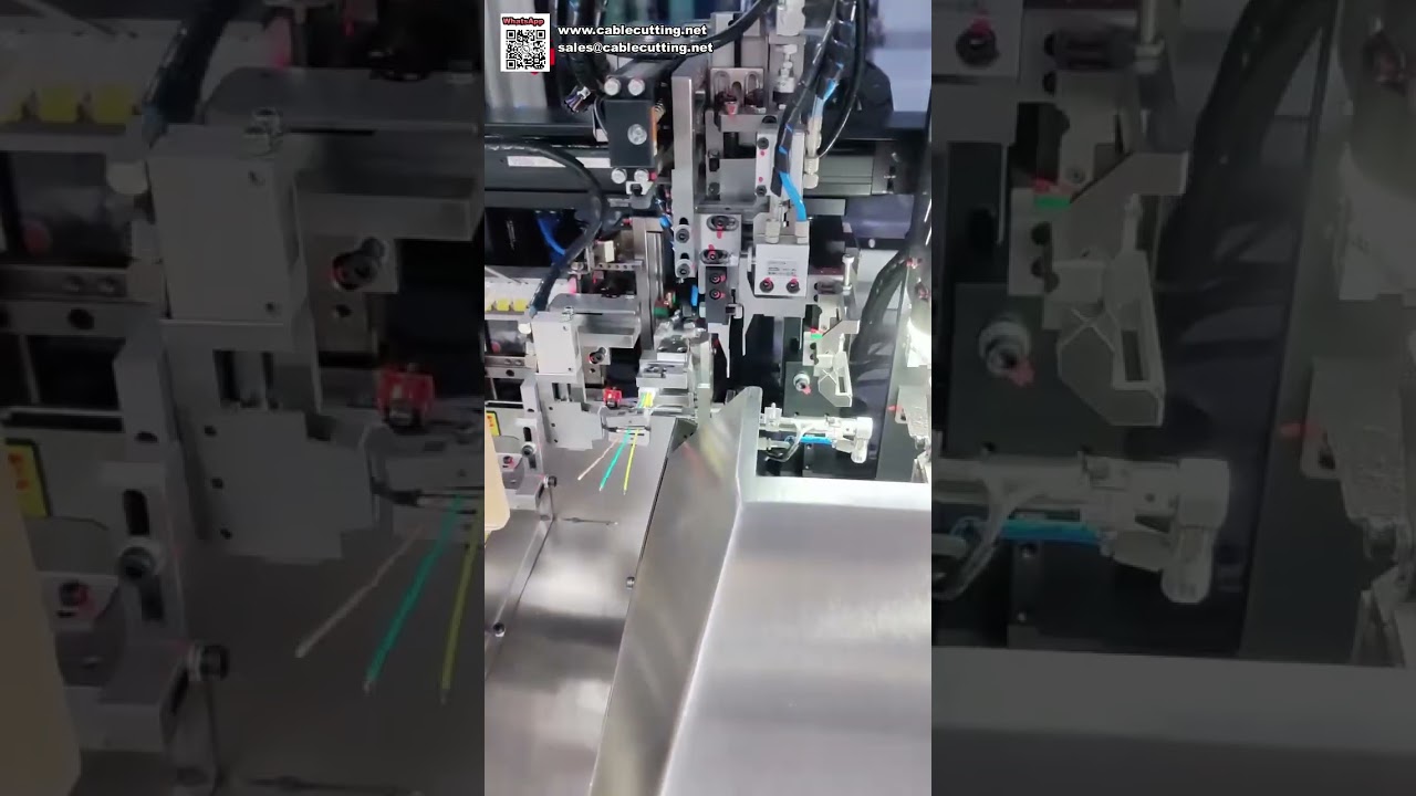 Machine de sertissage de bornes et d'insertion de boîtiers pour faisceaux électriques automobiles