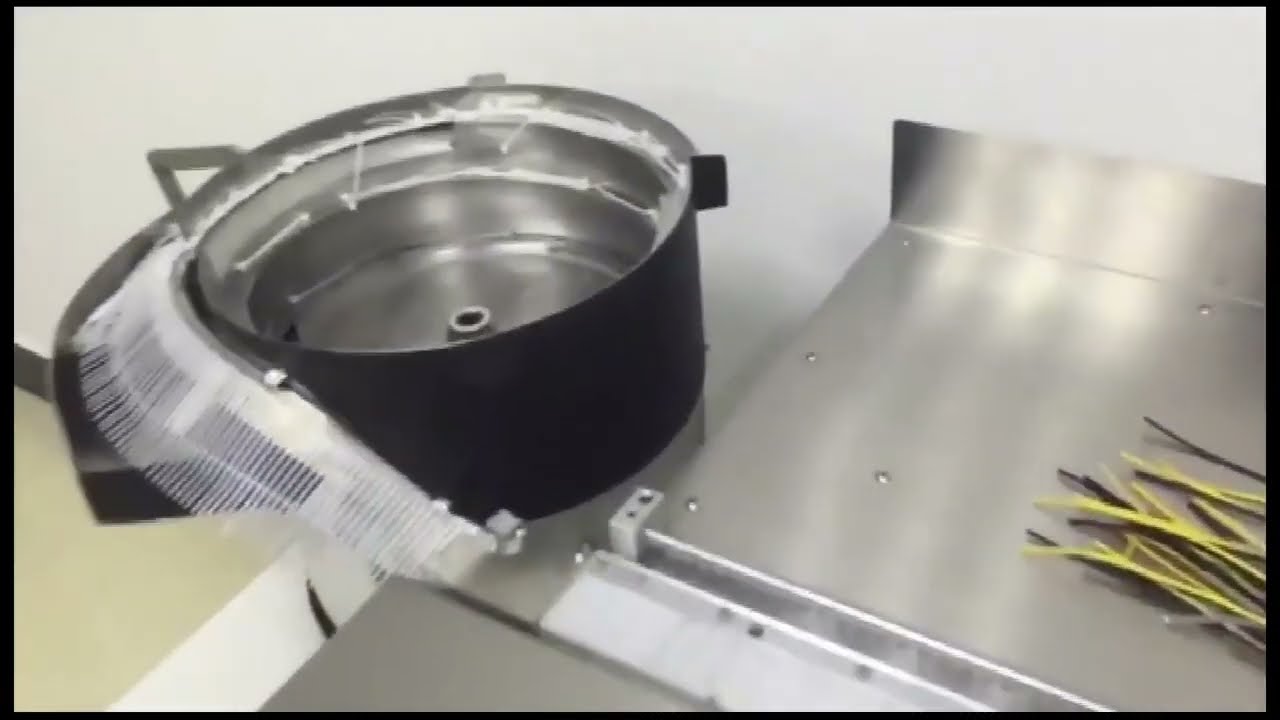 Machine automatique de fabrication de câbles de données en nylon et de pose de serre-câbles