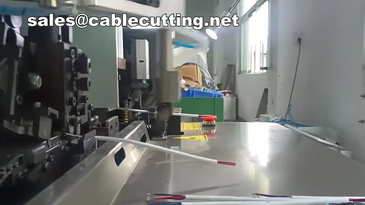 Machine de dénudage et sertissage pour câbles multiconducteurs : dénudage gaine extérieure et intérieure