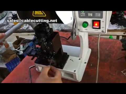 Machine à sertir les cosses électriques - Quetschverbinder en action