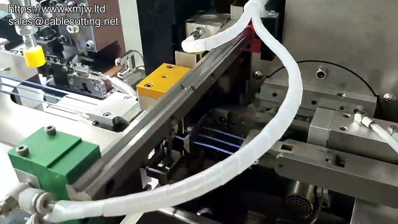 Machine entièrement automatique d'insertion de coques, de sertissage de bornes et d'étamage de fils