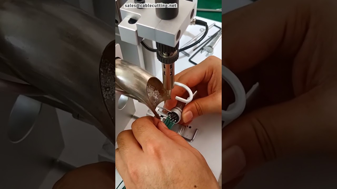 Machine à souder pneumatique semi-automatique pour connecteurs aéronautiques orientés vers le haut