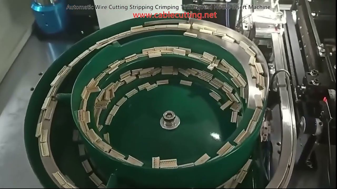 Machine automatique de coupe, dénudage, sertissage, étamage et insertion de boîtiers