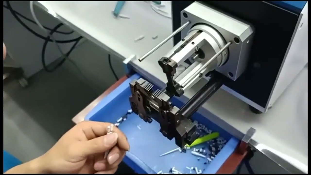 Dénudeuse semi-automatique pour câbles coaxiaux RG58 et RG6