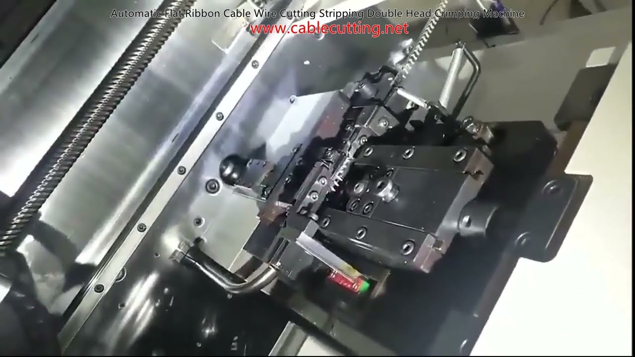 Machine automatique de coupe et dénudage de câbles plats ruban avec sertissage double tête