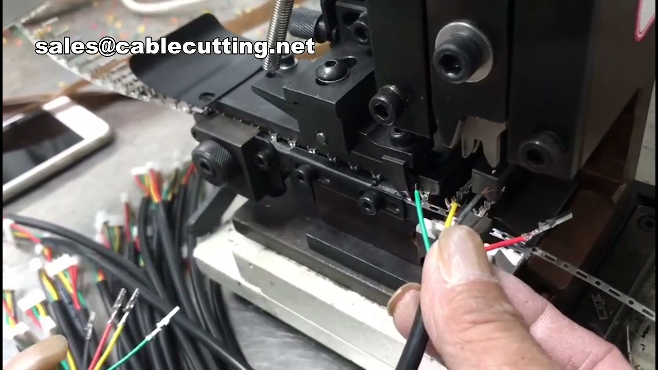 Applicateur de moule de sertissage universel à avance horizontale pour toutes machines à bornes
