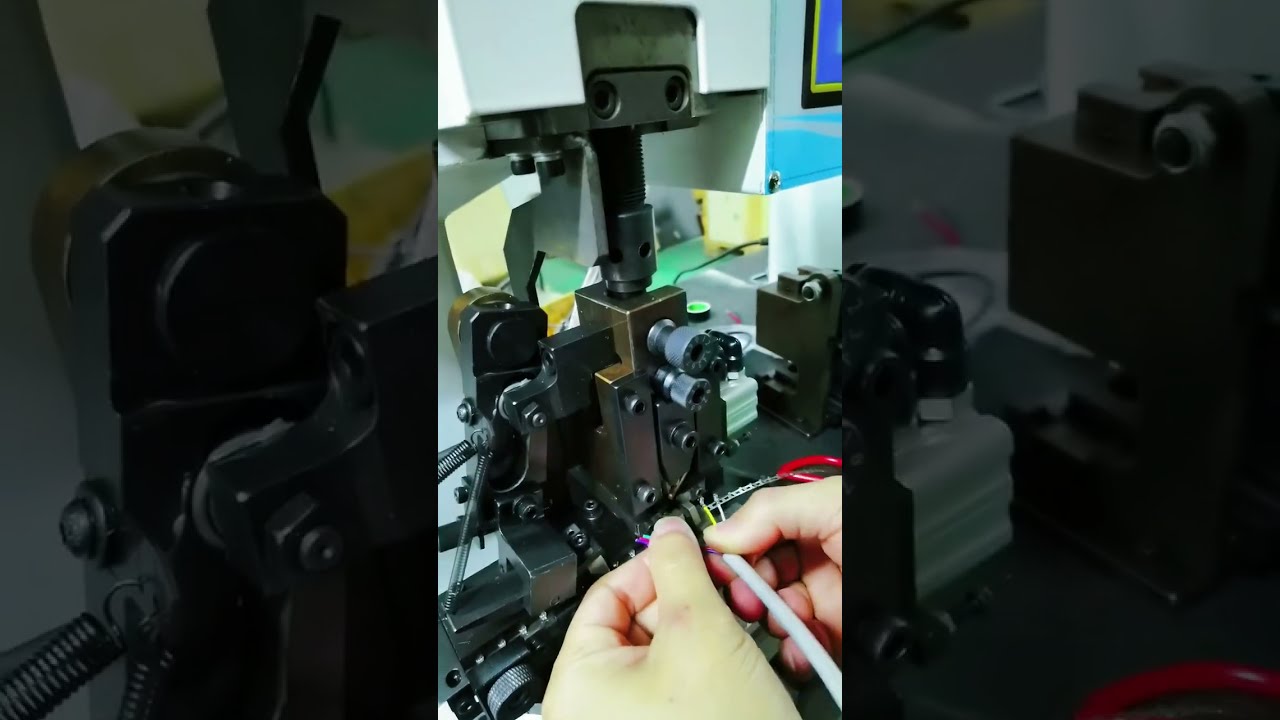 Machine à sertir les bornes en bande continue avec dénudage horizontal et sertissage complet du fil